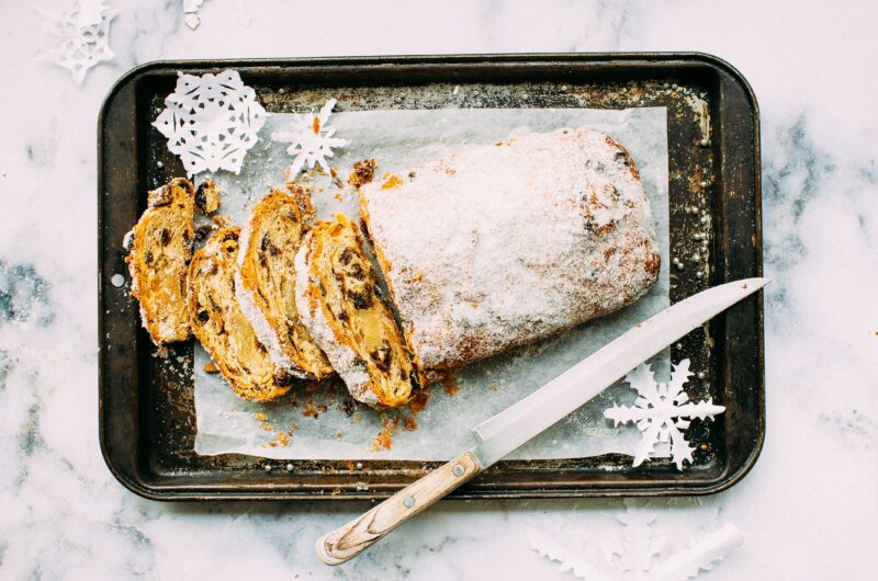 Kerststol bakken met de hand en in de oven