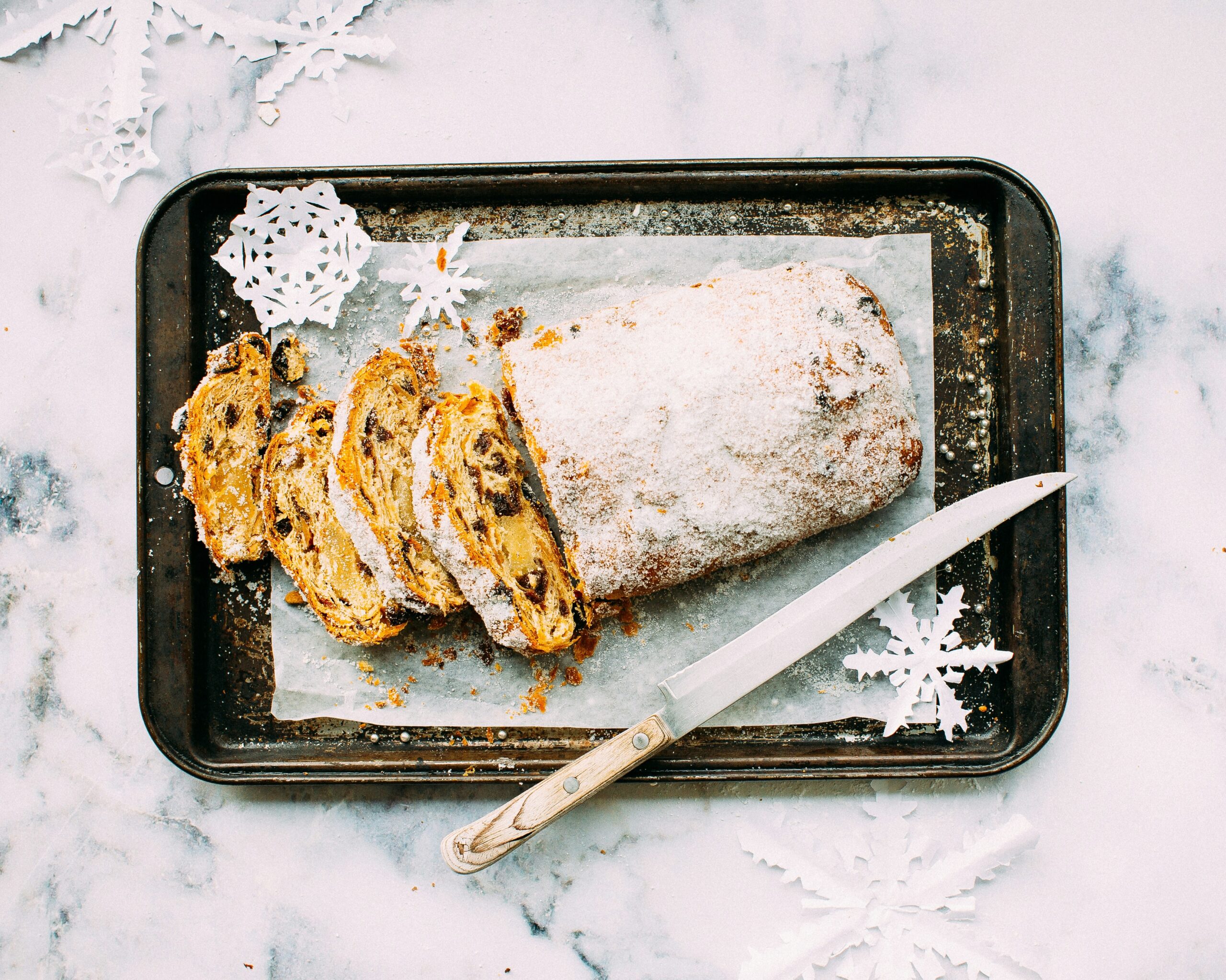 Kerststol bakken met de hand en in de oven
